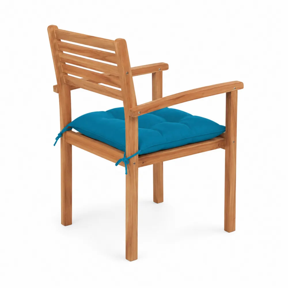 Chaise en bois avec coussin bleu